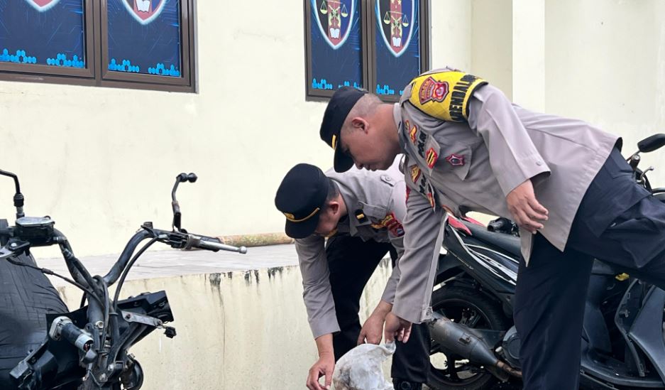 Personel Polres Pandeglang Lakukan Korve di Hari Libur demi Halaman Mako yang Indah, Bersih, dan Asri 8 korvbe