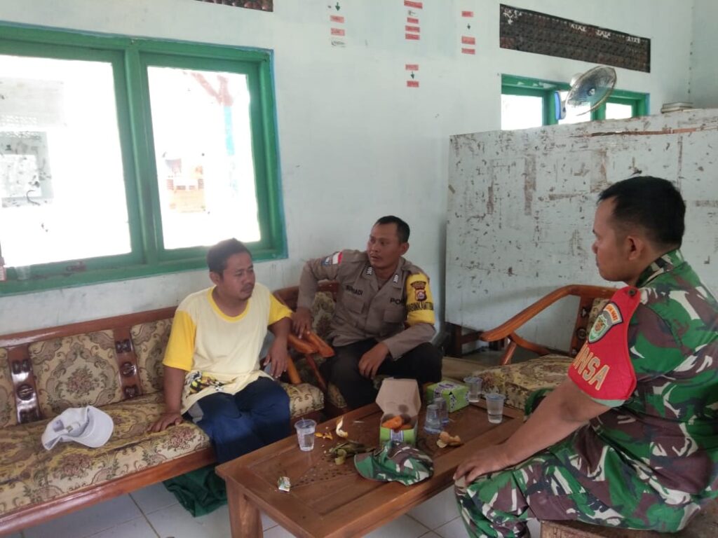 Bhabinkamtibmas Polsek Cikeusik Sambangi Warga Sukamulya 10 IMG 20240601 WA0084