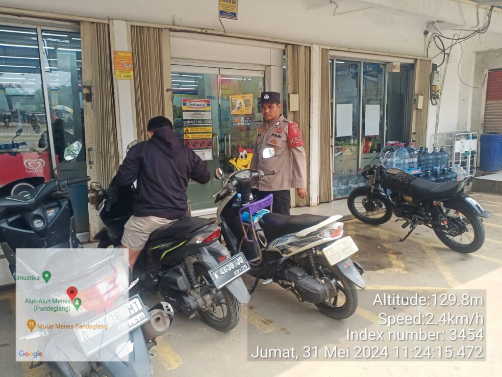 Polsek Menes Lakukan Patroli Dialogis dan Himbauan Kamtibmas kepada Tukang Parkir di Indomaret Menes 5 IMG 20240601 WA0089