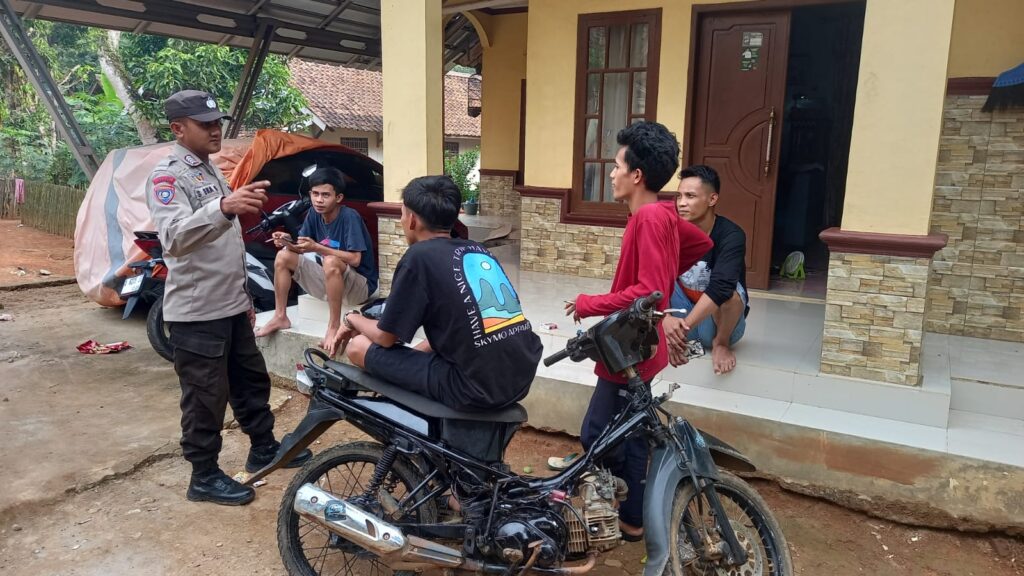 Anggota Polsek Carita Memberikan Himbauan kepada Pemuda Tentang Kenakalan Remaja 4 IMG 20240601 WA0090