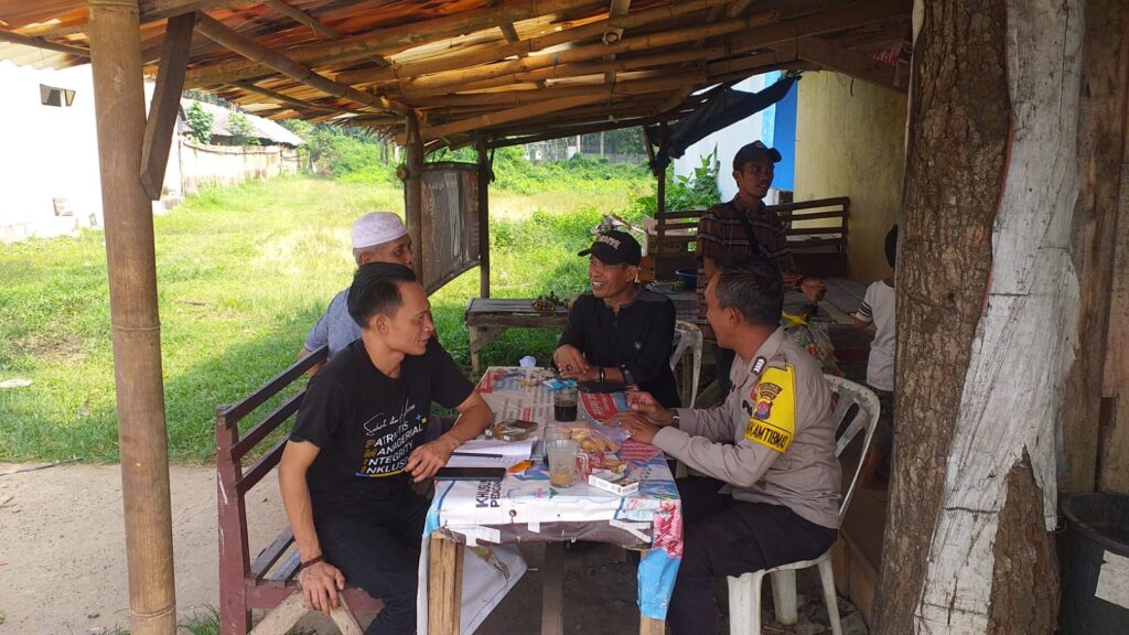 Bhabinkamtibmas Polsek Carita Bripka Yudi Ngopi Bareng Masyarakat 3 IMG 20240601 WA0091