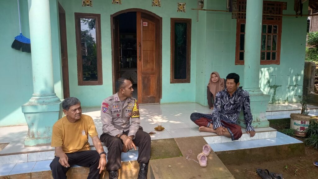 Bhabinkamtibmas Polsek Carita Sambangi Masyarakat Desa Binaan di Cinoyong 2 IMG 20240601 WA0092