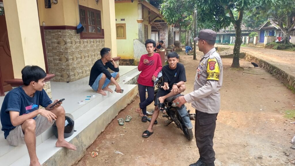 Anggota Polsek Carita Sosialisasikan Pemakaian Kendaraan Bermotor kepada Masyarakat 1 IMG 20240601 WA0093
