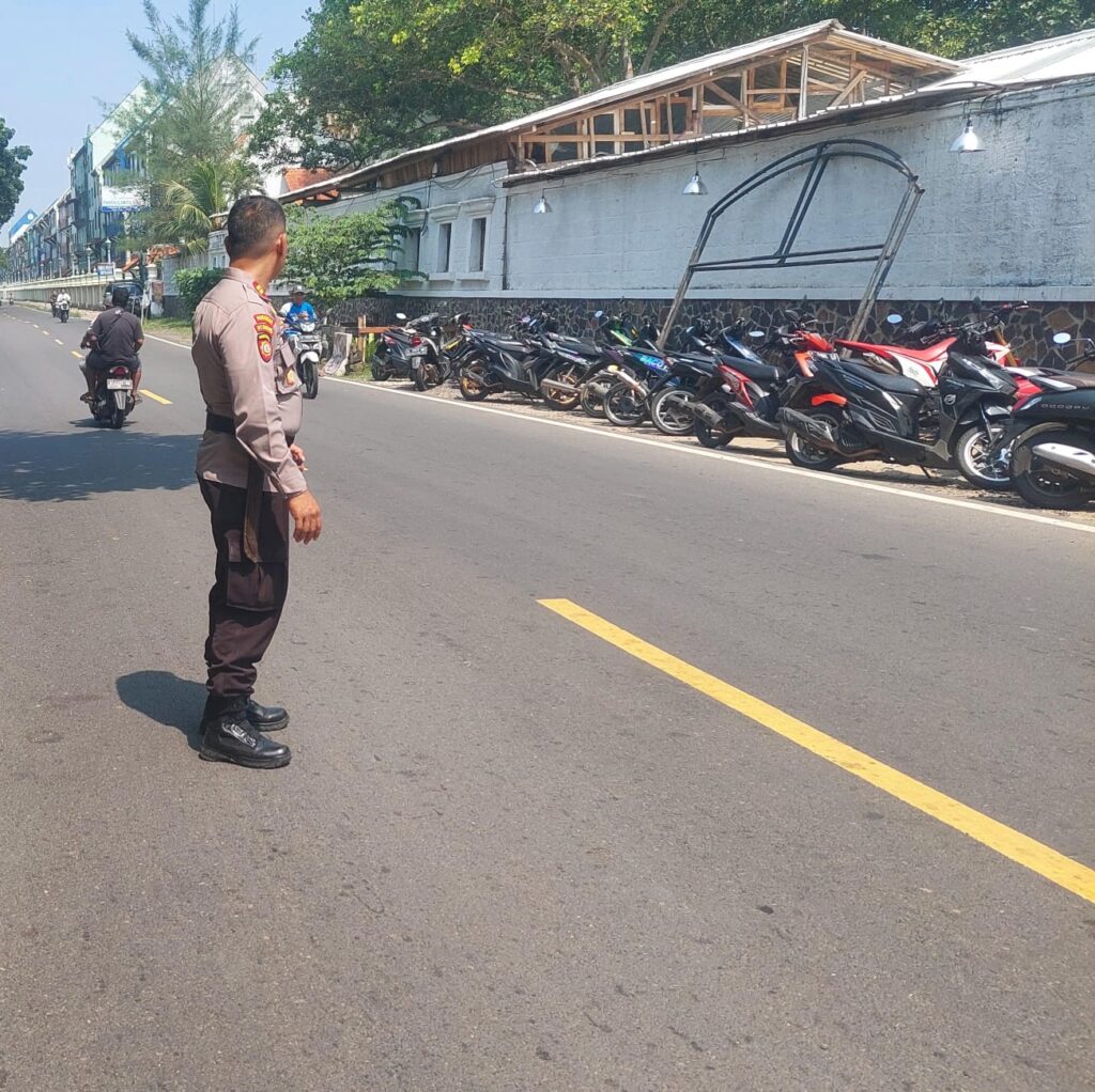 Kapolsek Carita Polres Pandeglang Laksanakan Giat Strong Point di Jalan Ramai 6 IMG 20240609 WA0042