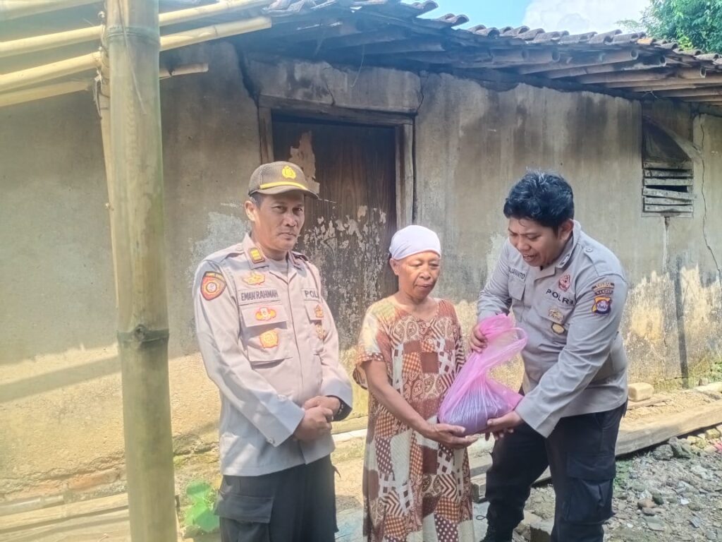 Bentuk Kepedulian Polri Kepada Masyarakat, Kapolsek Angsana Polres Pandeglang Berikan Bantuan Sosial Kepada Warga Desa Cikayas 5 IMG 20240609 WA0043