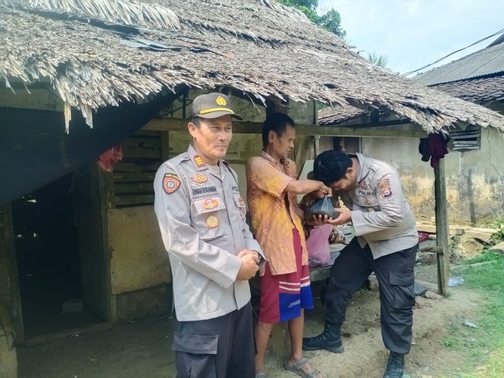 Kapolsek Angsana Polres Pandeglang Sambangi Masyarakat Desa Sumurlaban dan Berikan Bantuan Sosial Berupa Beras 4 IMG 20240609 WA0044