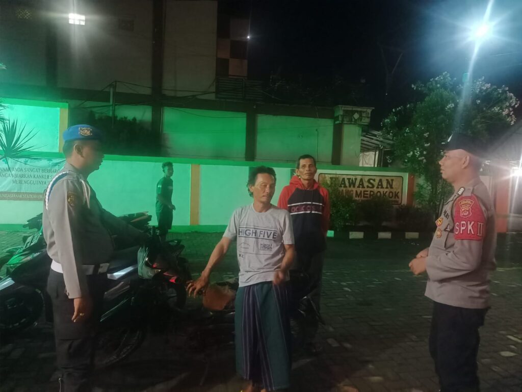 Polsek Cikeusik Cegah Gangguan Kamtibmas dengan Rutin Laksanakan Patroli 10 WhatsApp Image 2024 06 03 at 07.33.26
