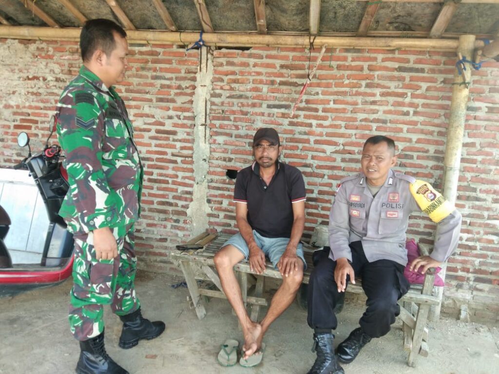 Bhabinkamtibmas Polsek Cikeusik Sambangi Warga, Tingkatkan Keamanan dan Kebersamaan 8 WhatsApp Image 2024 06 03 at 07.38.02