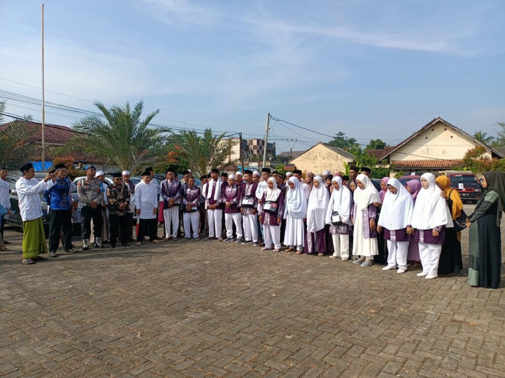 Polsek Cikeusik Kawal Jemaah Haji Cikeusik ke Mengger Pandeglang 5 WhatsApp Image 2024 06 03 at 07.50.59