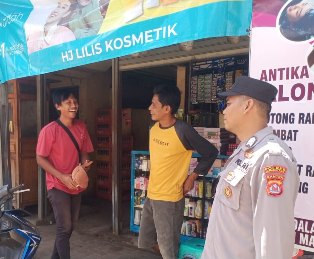 Polsek Menes Polres Pandeglang Melaksanakan Patroli Dialogis dan Himbauan Kamtibmas di Pasar Menes 4 WhatsApp Image 2024 06 03 at 08.47.37