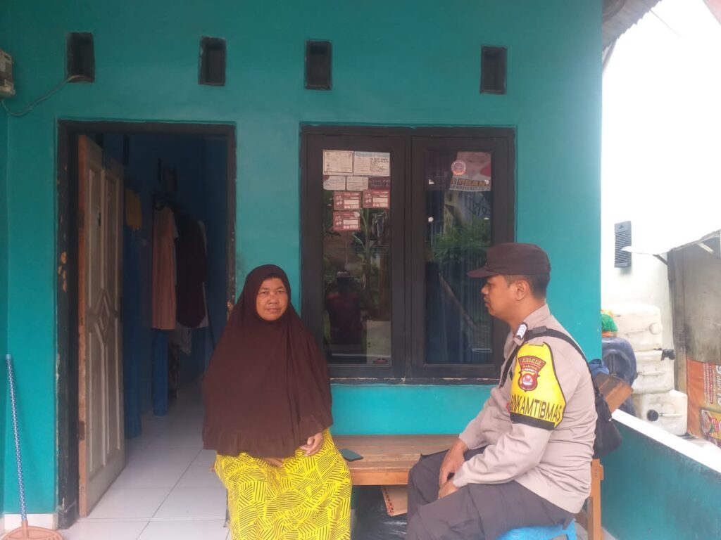 Bhabinkamtibmas Polsek Menes Rajin Silaturahmi Kerumah Warga, Banyak Pesan Yang Disampaikan 2 WhatsApp Image 2024 06 03 at 08.50.16