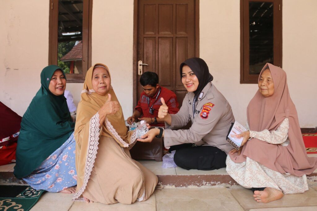 Sidokkes Polres Pandeglang Gelar Bakti Kesehatan di Pondok Pesantren Arrosyidiyah dalam Rangka HUT Bhayangkara ke-78 3 WhatsApp Image 2024 06 04 at 12.18.39