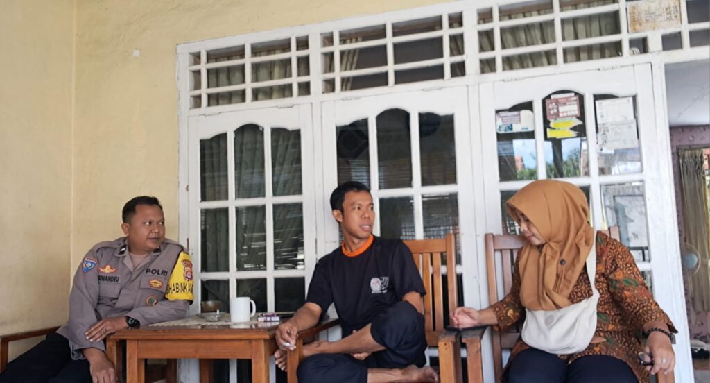 Bhabinkamtibmas Polsek Cadasari Sambang Warga di Komplek Cigadung Indah 10 WhatsApp Image 2024 06 14 at 07.46.38