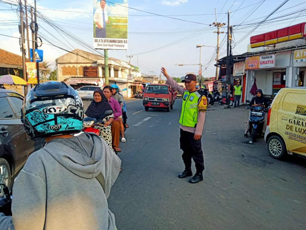 Pengaturan Lalu Lintas Sore oleh Anggota Polsek Cadasari 9 WhatsApp Image 2024 06 14 at 07.47.00