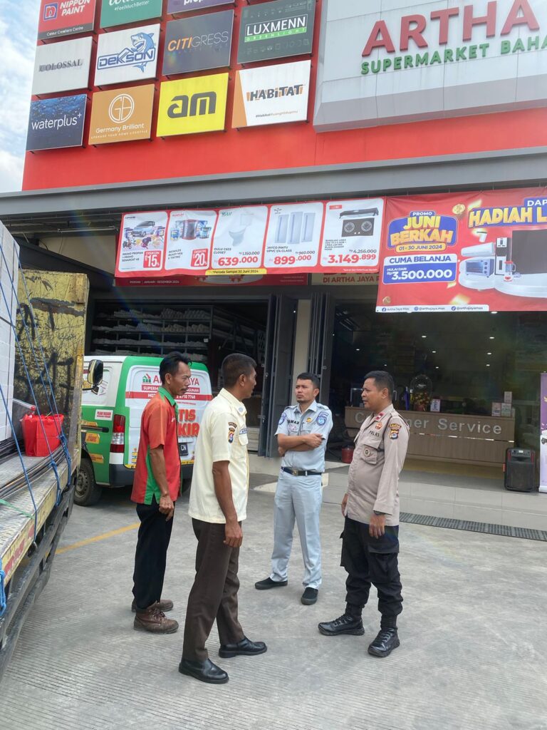 Cek Kesiapan Satpam, Bhabinkamtibmas Polsek Cadasari Kunjungi Toko Artha di Cigadung 8 WhatsApp Image 2024 06 14 at 07.47.18
