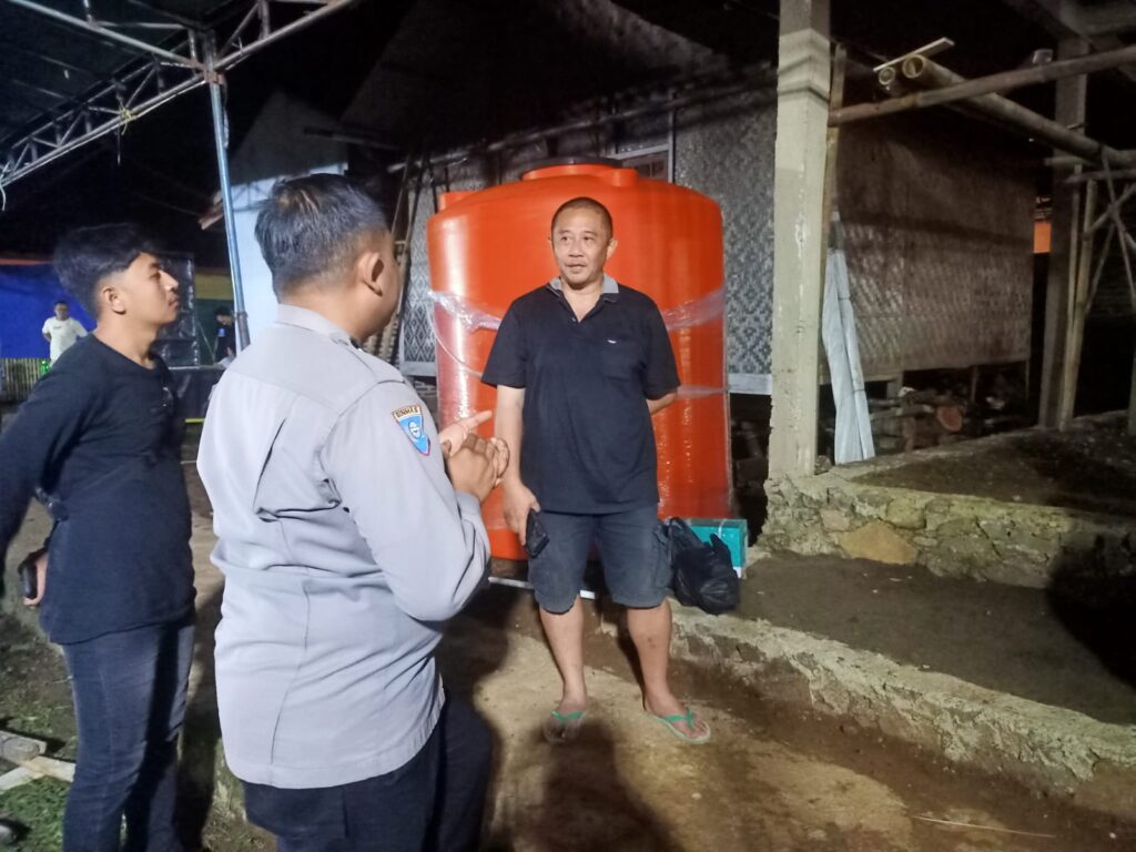 Bhabinkamtibmas Polsek Cadasari Melaksanakan Sambang Warga di Kampung Cigadung 7 WhatsApp Image 2024 06 14 at 07.47.52