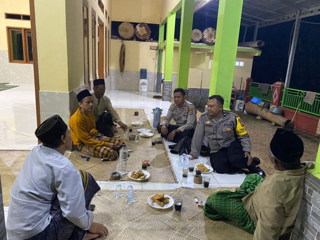 Kanit Binmas Polsek Cadasari dan Bhabinmas Cigadung Sambangi Warga di Musolah Cigadung 6 WhatsApp Image 2024 06 14 at 07.48.10