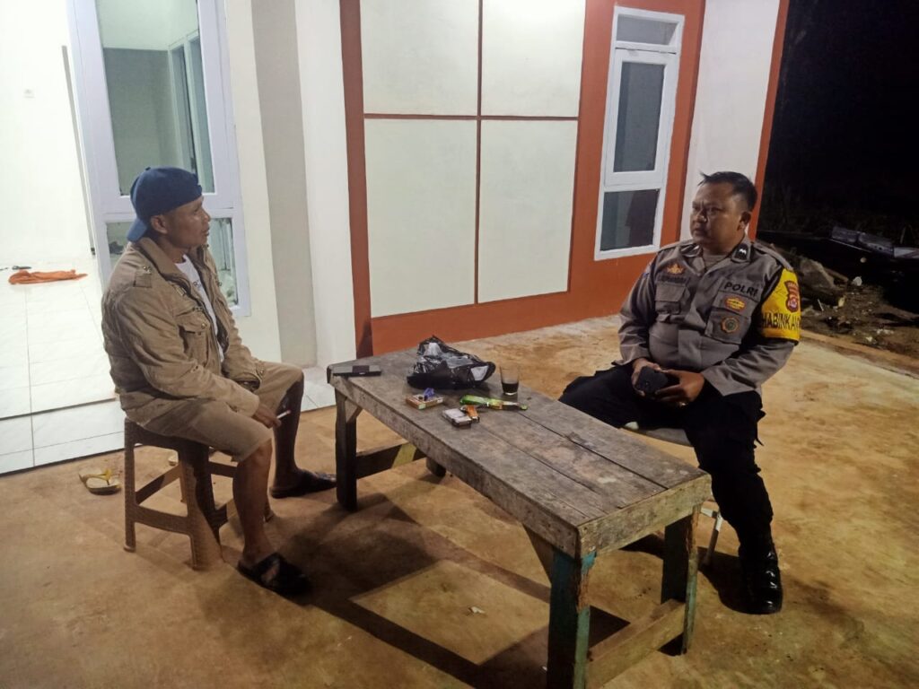 Bhabinkamtibmas Polsek Cadasari Laksanakan Sambang Malam kepada Masyarakat 5 WhatsApp Image 2024 06 14 at 07.48.56