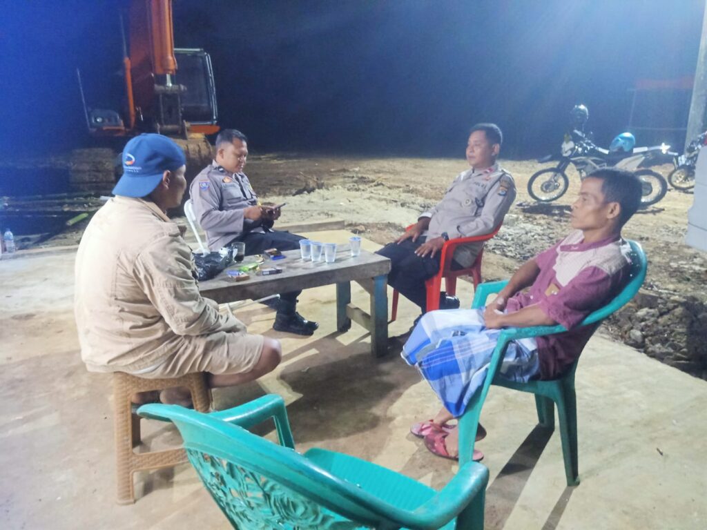 Kunjungan Kanit Binmas Polsek Cadasari dan Bhabinmas Kelurahan Cigadung kepada Pekerja Pembangunan Perumahan di Cigadung 4 WhatsApp Image 2024 06 14 at 07.49.07