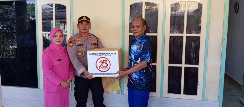Giat Anjangsana Kapolsek Carita dan Ketua Ranting Bhayangkari Carita kepada Purnawirawan Polri 10 WhatsApp Image 2024 06 14 at 12.51.25
