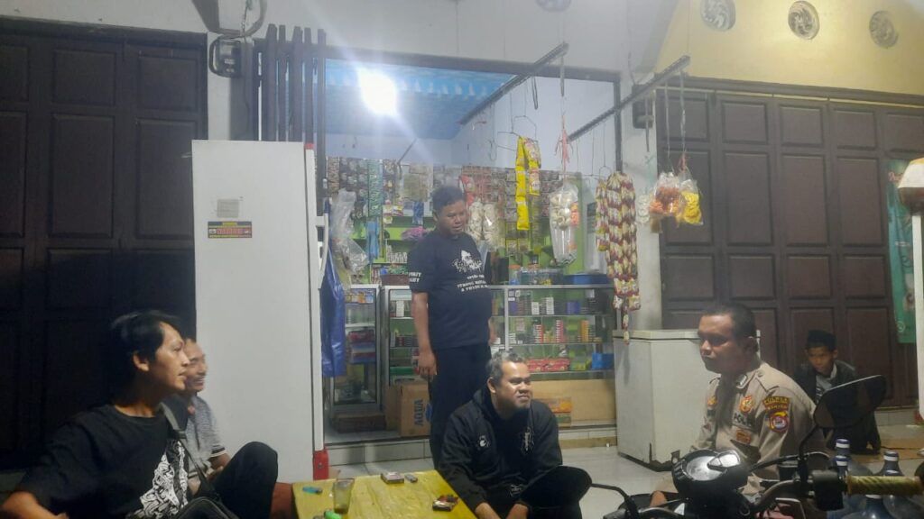 Polsek Menes Gelar Patroli Malam dan Sambang Warung, Tingkatkan Keamanan dan Ketertiban Masyarakat 8 WhatsApp Image 2024 06 14 at 13.36.04