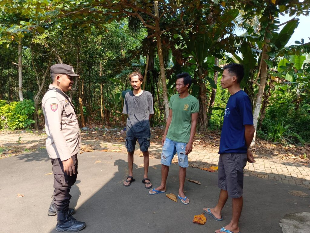 Polsek Cibaliung Sambangi Warga untuk Tingkatkan Keamanan dan Ketertiban 7 WhatsApp Image 2024 06 14 at 13.40.44