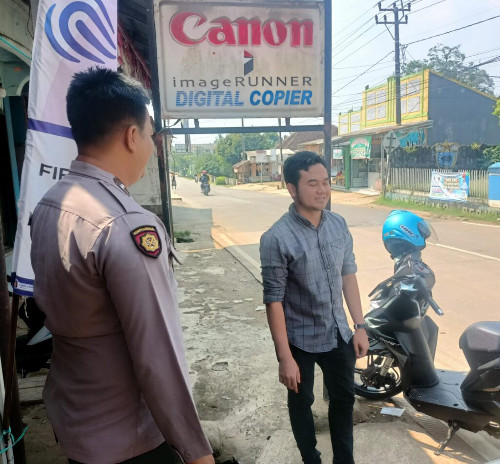 Personil Polsek Bojong Polres Pandeglang Laksanakan Sambang Siang Hari di Desa Binaan 2 WhatsApp Image 2024 06 14 at 13.48.28