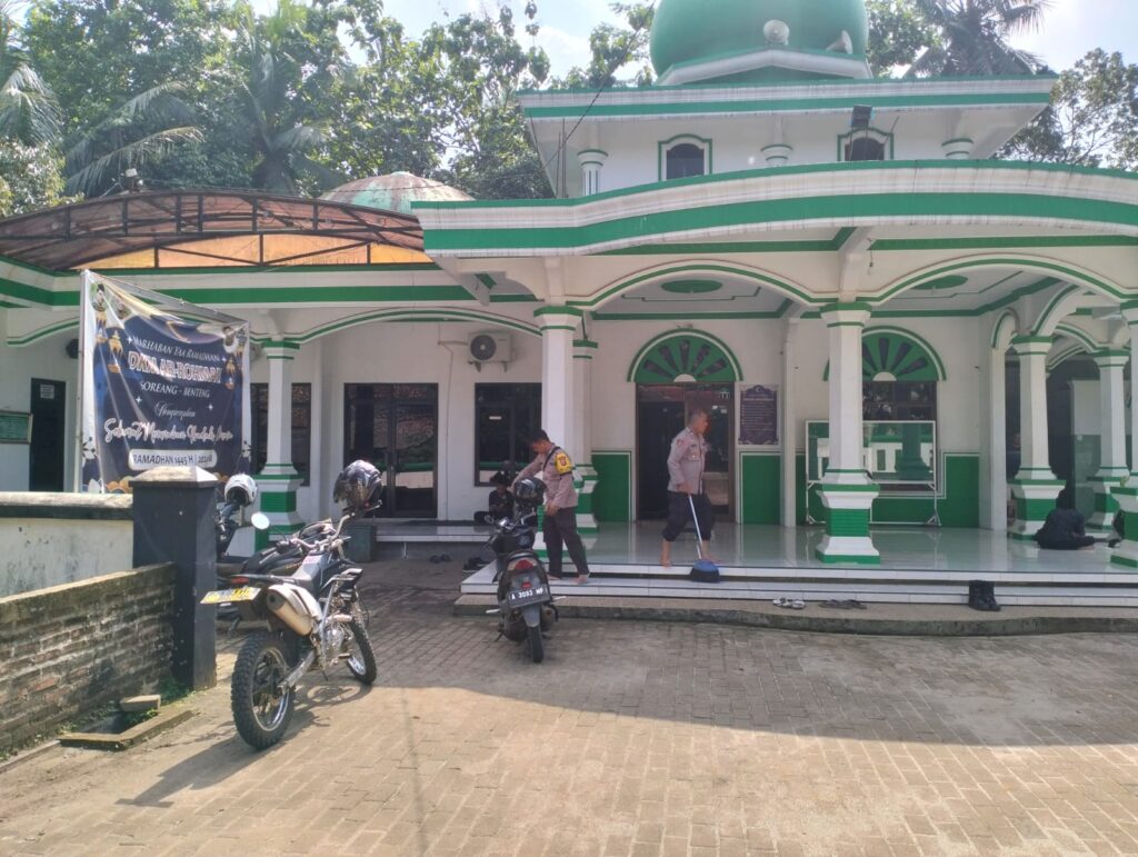 Polsek Menes Gelar Bakti Sosial di Masjid Ar-Rahman Soreang 5 WhatsApp Image 2024 06 14 at 14.01.57