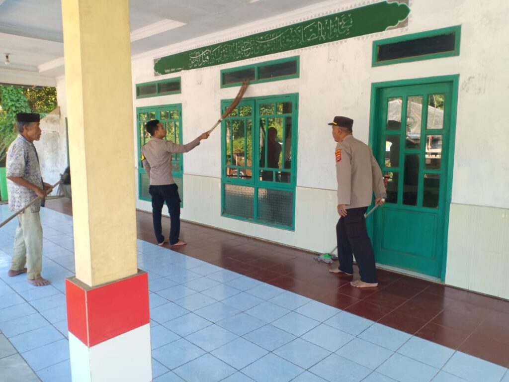 Anggota Polsek Mandalawangi Laksanakan Kegiatan Bersih-Bersih Mushola di Desa Mandalawangi 3 WhatsApp Image 2024 06 14 at 14.02.17