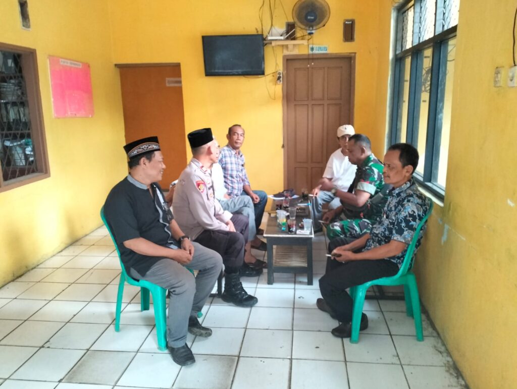 Kapolsek Menes Sambangi Balai Desa Menes, Jalin Silaturahmi dan Sampaikan Himbauan Kamtibmas 2 WhatsApp Image 2024 06 14 at 14.05.11