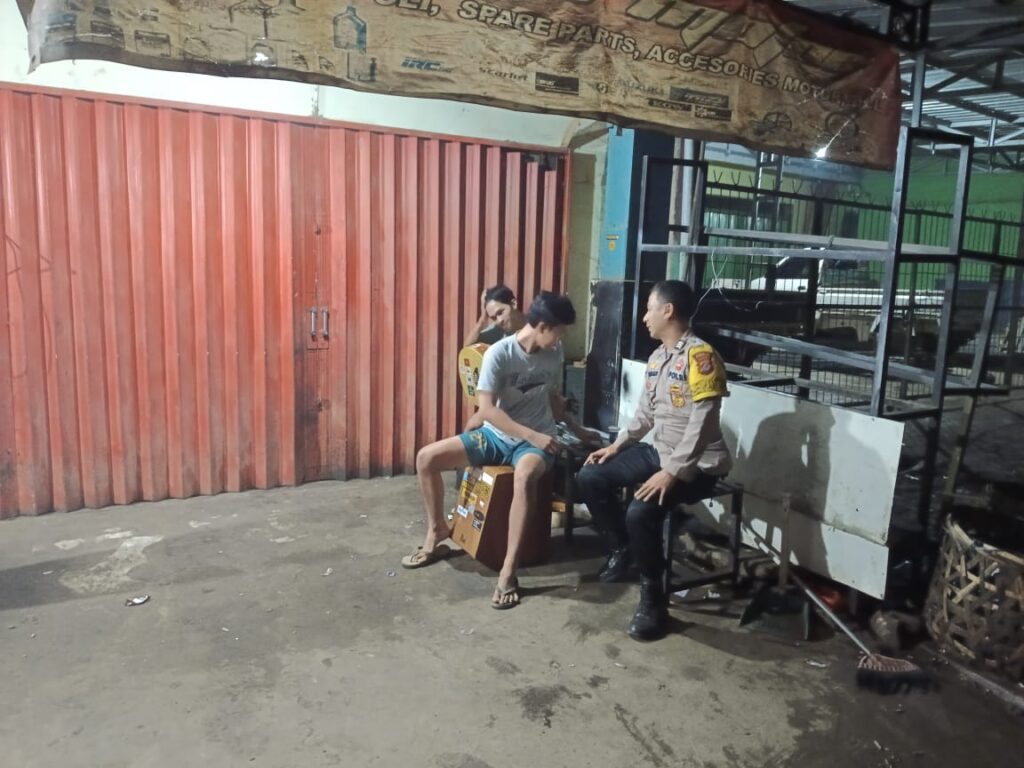 Polsek Menes Gelar Patroli Dialogis Malam Hari, Berikan Himbauan Kamtibmas kepada Pemuda 1 WhatsApp Image 2024 06 14 at 14.08.51