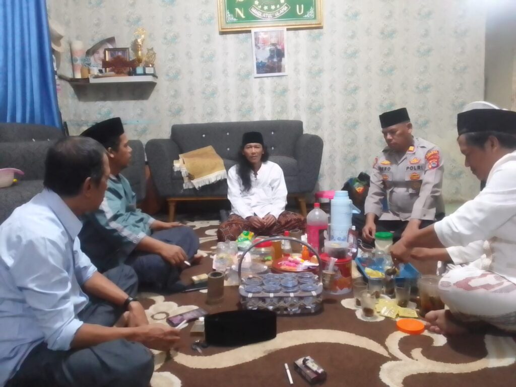 Kapolsek Menes Jalin Silaturahmi dan Sinergitas dengan Tokoh Agama di Menes 10 WhatsApp Image 2024 06 14 at 19.17.04