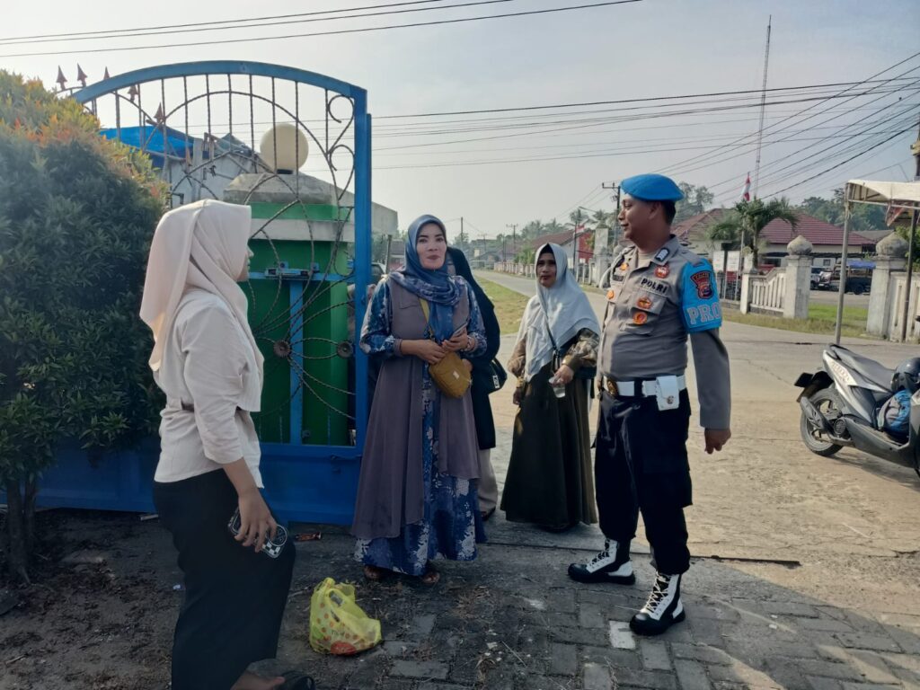 Polsek Cikeusik Jalin Silaturahmi dengan Ibu-Ibu Pengajian di Depan Masjid Agung Cikeusik 9 WhatsApp Image 2024 06 14 at 19.19.17
