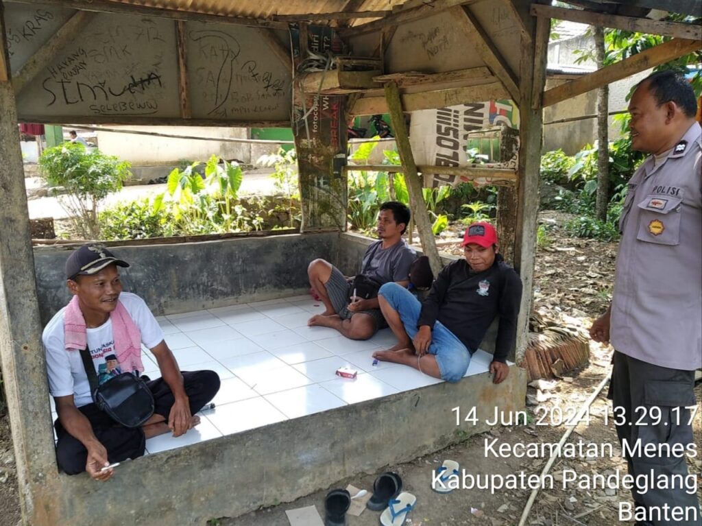 Polsek Menes Gelar Patroli Dialogis dan Cek Pos Kamling di Desa-desa Kecamatan Menes 8 WhatsApp Image 2024 06 14 at 19.25.06