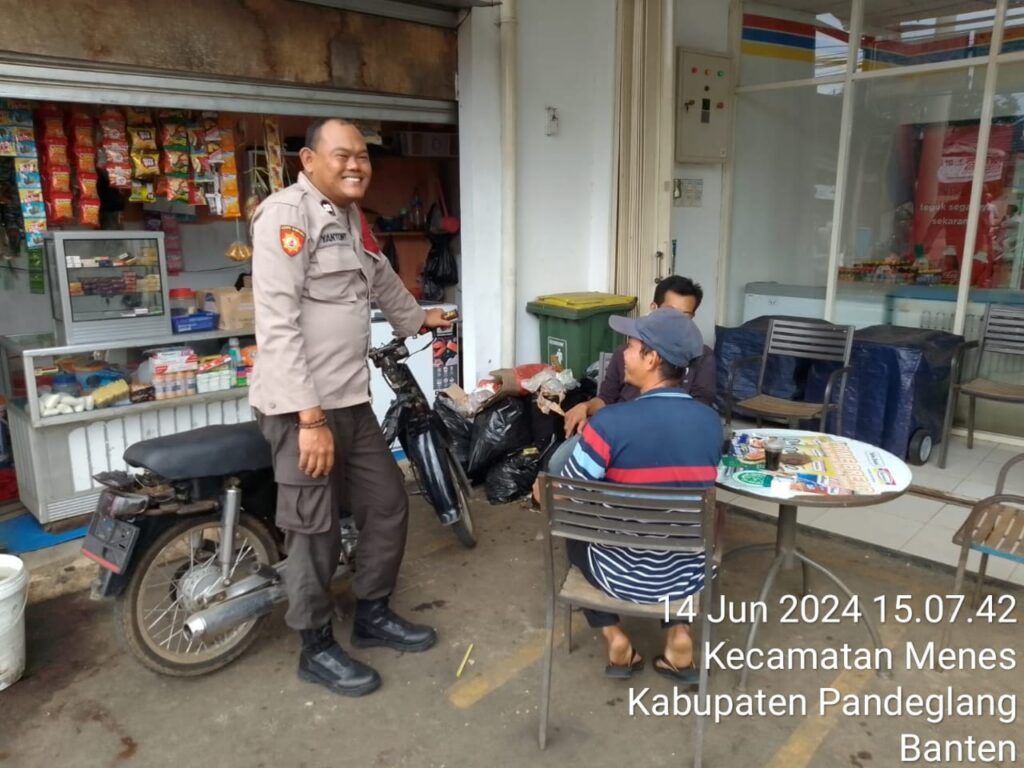 Polsek Menes Gelar Patroli Dialogis dan Himbauan Kamtibmas di Wilayah Kecamatan Menes 7 WhatsApp Image 2024 06 14 at 19.29.39