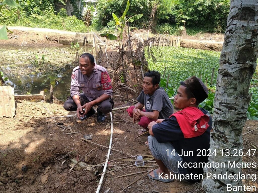 Polsek Menes Gelar Patroli Dialogis dan Himbauan Kamtibmas kepada Pemilik Kolam Ikan Nila di Kecamatan Menes 6 WhatsApp Image 2024 06 14 at 19.33.25