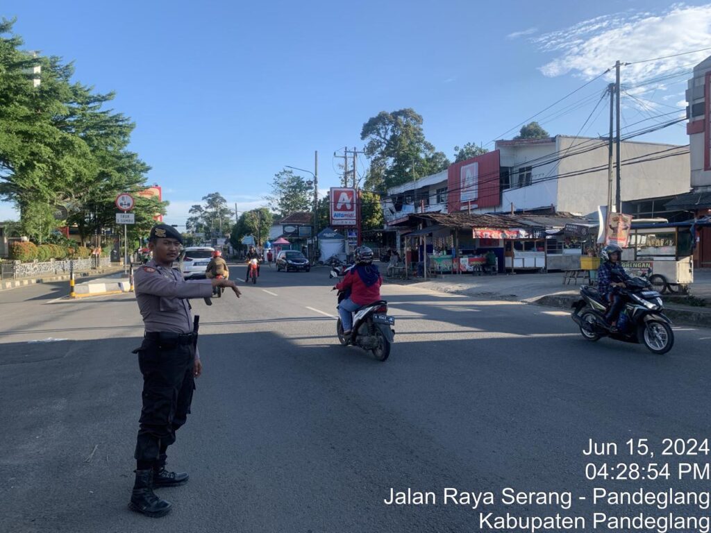Personil Sat Samapta Polres Pandeglang Berikan Pelayanan Strong Point pada Akhir Pekan 5 WhatsApp Image 2024 06 15 at 18.44.01