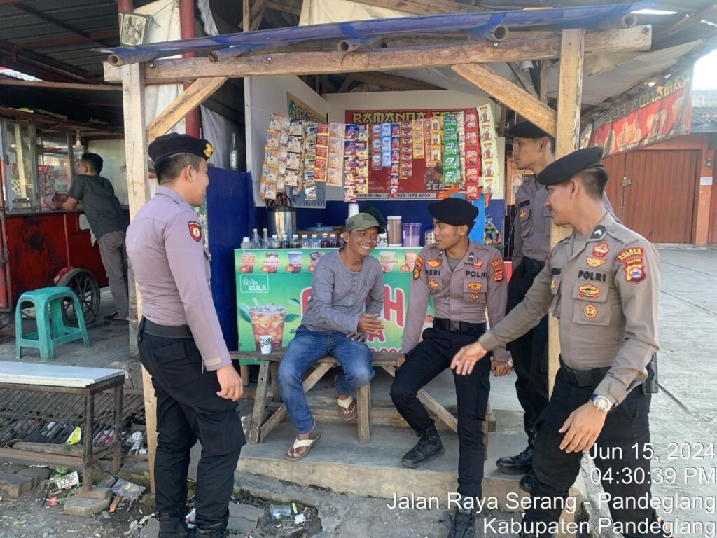 Sat Samapta Polres Pandeglang Gelar Patroli Siang pada Akhir Pekan dengan Sambangi Pedagang Kaki Lima di Pertigaan Cigadung 4 WhatsApp Image 2024 06 15 at 18.44.02