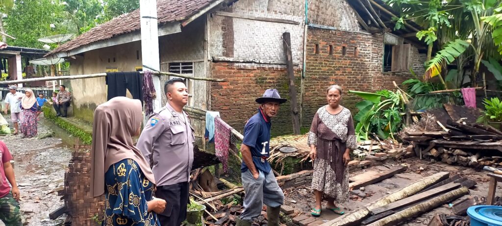 Patroli Dialogis Anggota Polsek Picung Tingkatkan partisipasi Masyarakat Terhadap Kamtibmas 6 WhatsApp Image 2024 06 16 at 07.24.03