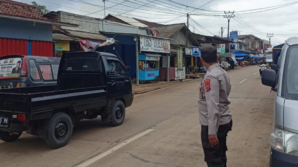 Personil Polsek Bojong Polres Pandeglang Tampil di Pagi Hari untuk Mengatur Lalu Lintas Akhir Pekan 1 WhatsApp Image 2024 06 16 at 08.23.13