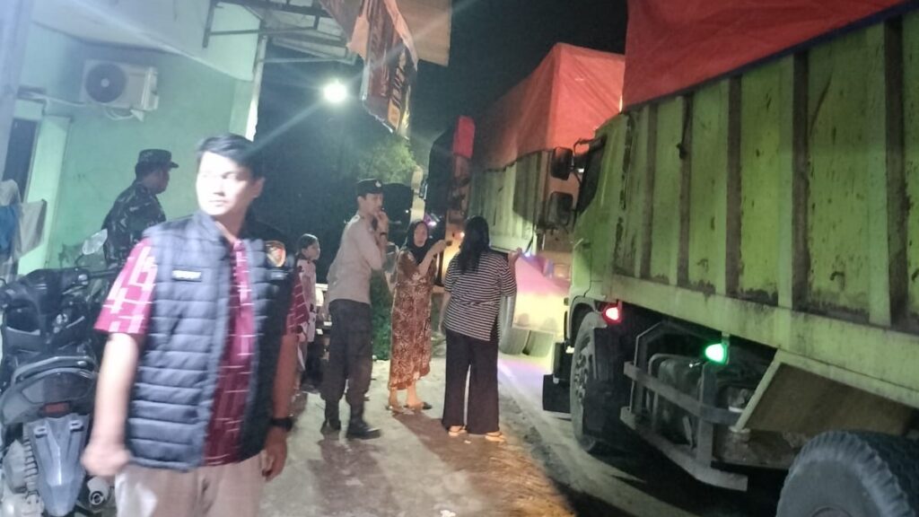 Polsek Bojong Polres Pandeglang Gelar Patroli Malam Dialogis dan Tertibkan Kendaraan Besar yang Parkir di Bahu Jalan 2 WhatsApp Image 2024 06 16 at 08.24.05