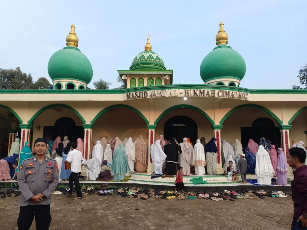 Personil Polsek Bojong Polres Pandeglang Gelar Pengamanan Sholat Ied Idul Adha 1445 H di Masjid Al-Hidayah 2 WhatsApp Image 2024 06 17 at 08.05.38