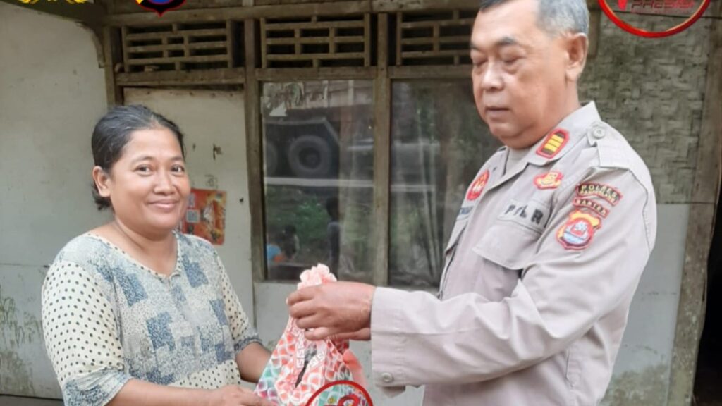 Kapolsek Bojong AKP Kuswana Laksanakan Giat Bansos, Berikan Bantuan Bahan Pokok Kepada Warga 4 WhatsApp Image 2024 06 24 at 14.04.36