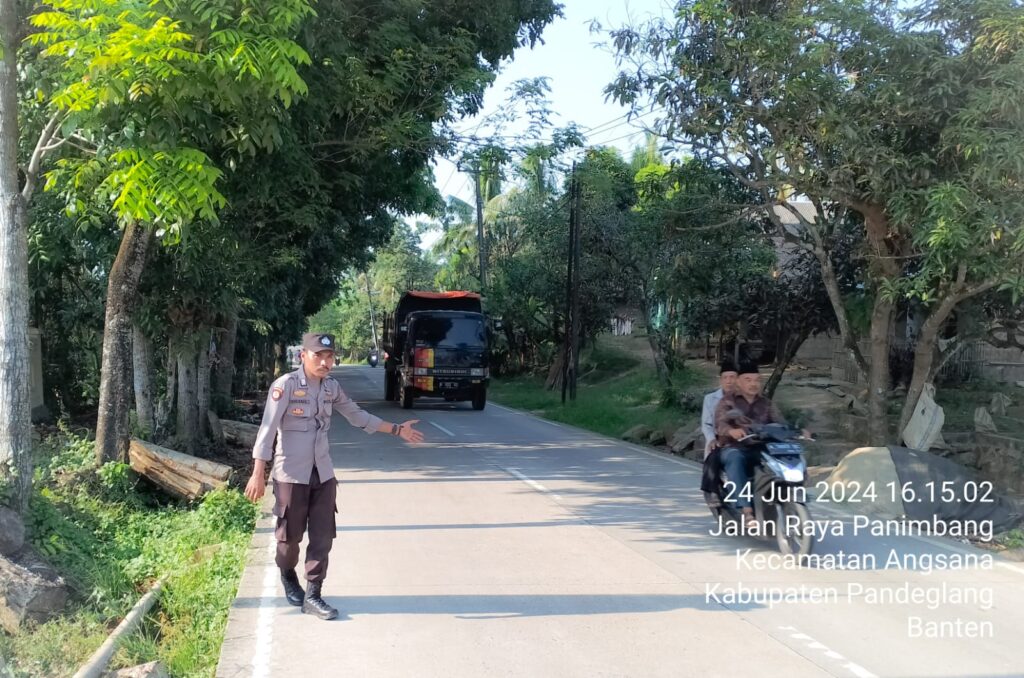 Anggota Piket Polsek Angsana Polres Pandeglang Laksanakan Strongpoint Sore 5 WhatsApp Image 2024 06 24 at 18.38.21