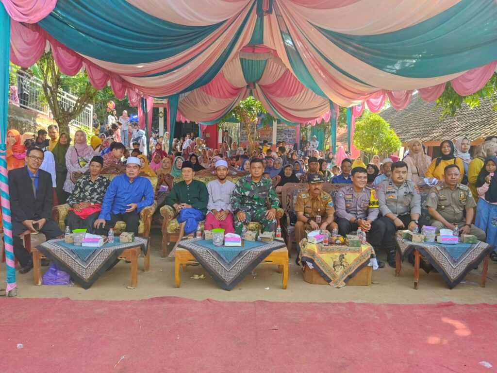 Bhabinkamtibmas Polsek Angsana Hadiri Pelepasan Siswa Siswi Kelas VI SDN 3 Angsana 7 WhatsApp Image 2024 06 24 at 18.38.45