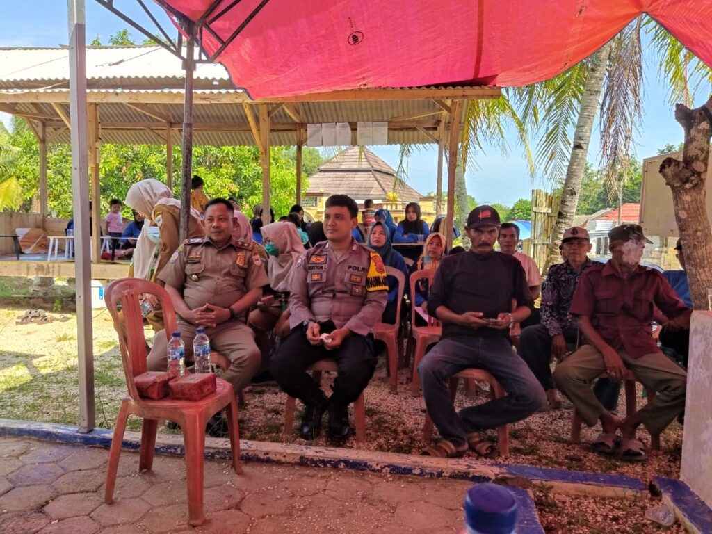 Bhabinkamtibmas Polsek Angsana Polres Pandeglang Sambangi Masyarakat Desa Karangsari dan Sampaikan Pesan Kamtibmas 8 WhatsApp Image 2024 06 24 at 18.38.56