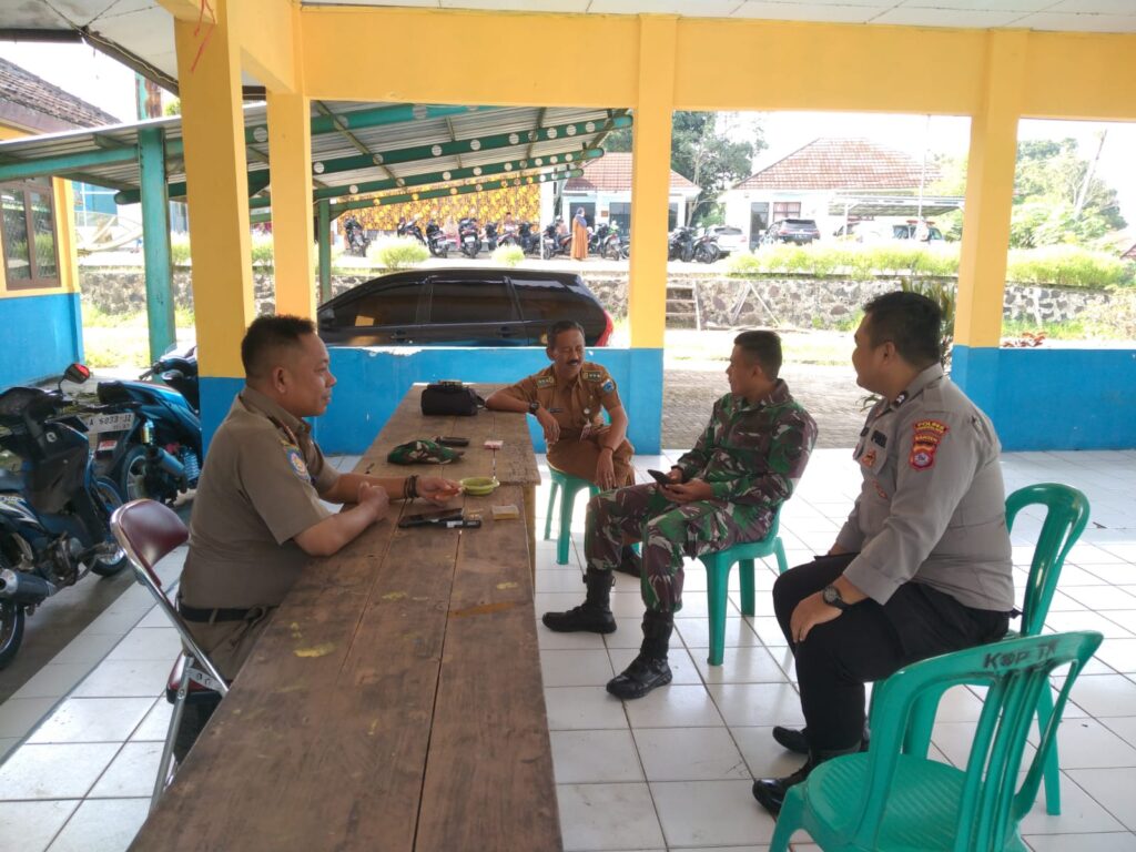 Bhabinkamtibmas Polsek Angsana Bersama Babinsa Sambangi Kantor Kecamatan Angsana 9 WhatsApp Image 2024 06 24 at 18.39.19
