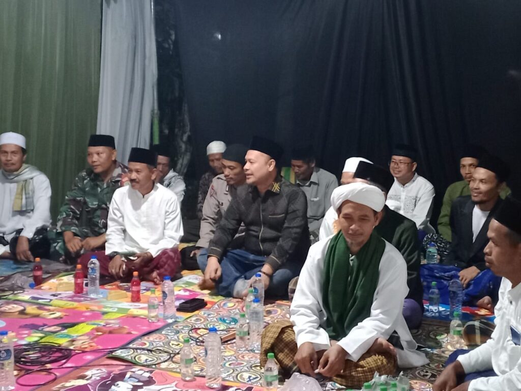 Laksanakan Silaturahmi Kamtibmas, Kanit Binmas Polsek Angsana Polres Pandeglang Hadir di Pengajian Warga Desa Padamulya 1 WhatsApp Image 2024 06 24 at 18.39.39