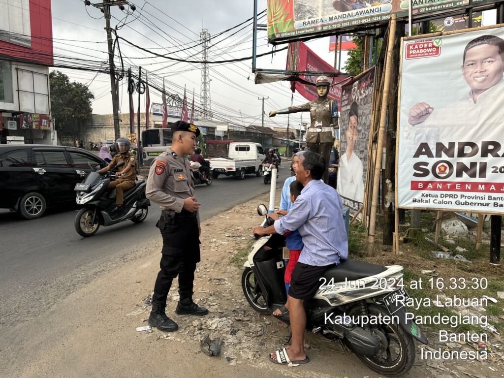 Sat Samapta Polres Pandeglang Berikan Himbauan Kepada Pengendara yang Tidak Menggunakan Helm di Pertigaan Cipacung 2 WhatsApp Image 2024 06 24 at 19.15.12 1
