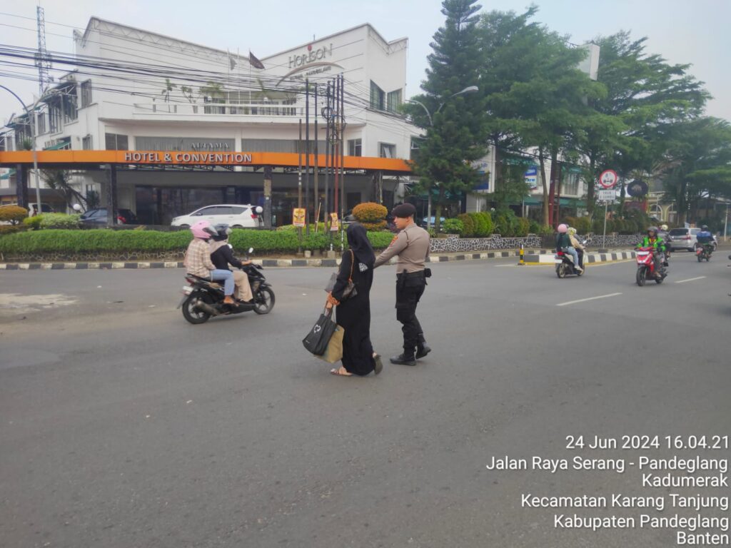 Sat Samapta Polres Pandeglang Berikan Pelayanan Prima dengan Menyebrangkan Masyarakat di Pertigaan Cigadung 3 WhatsApp Image 2024 06 24 at 19.15.12